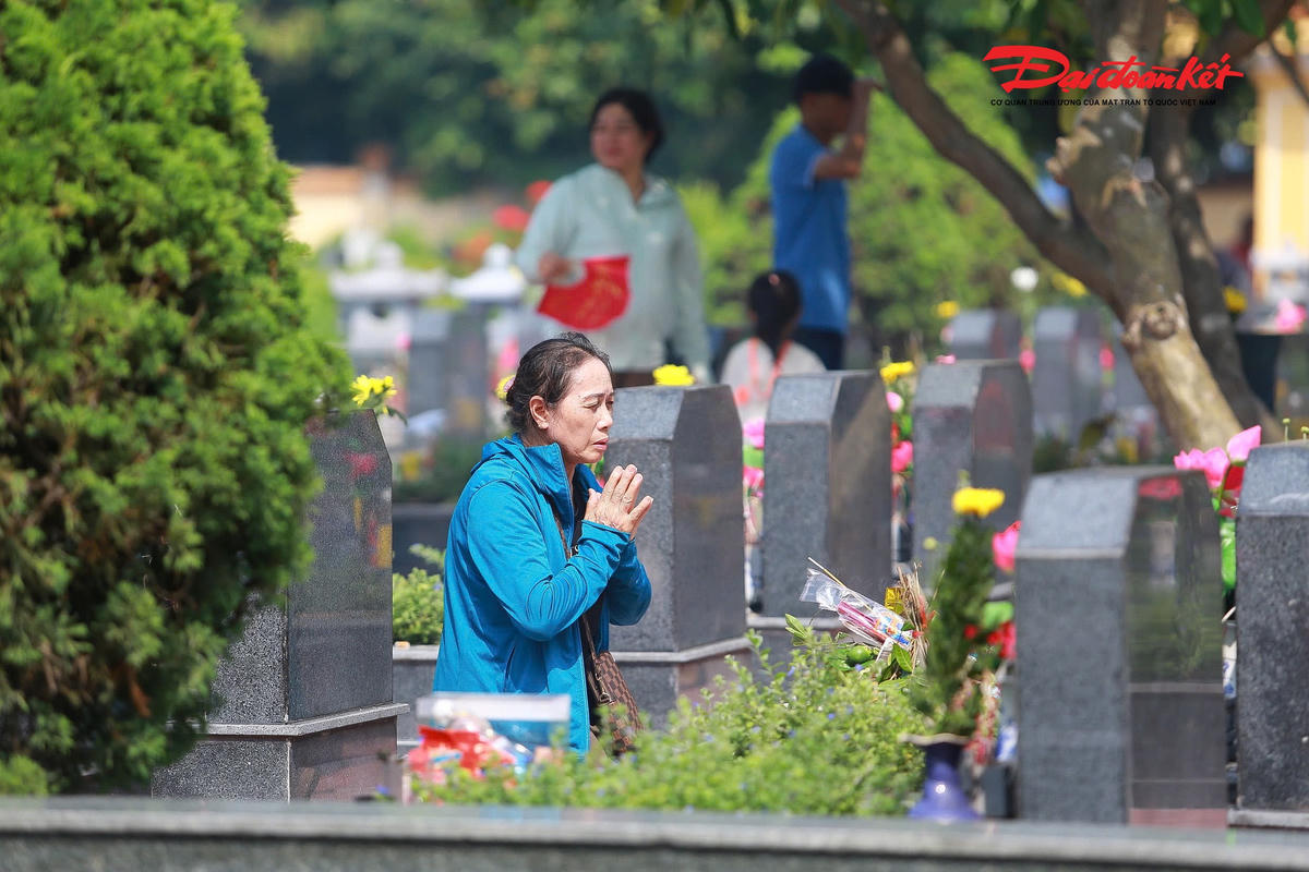 Hà Nội: Người dân, đồng đội cũ xúc động dâng hương, tưởng nhớ các Anh hùng liệt sĩ nhân ngày 27/7