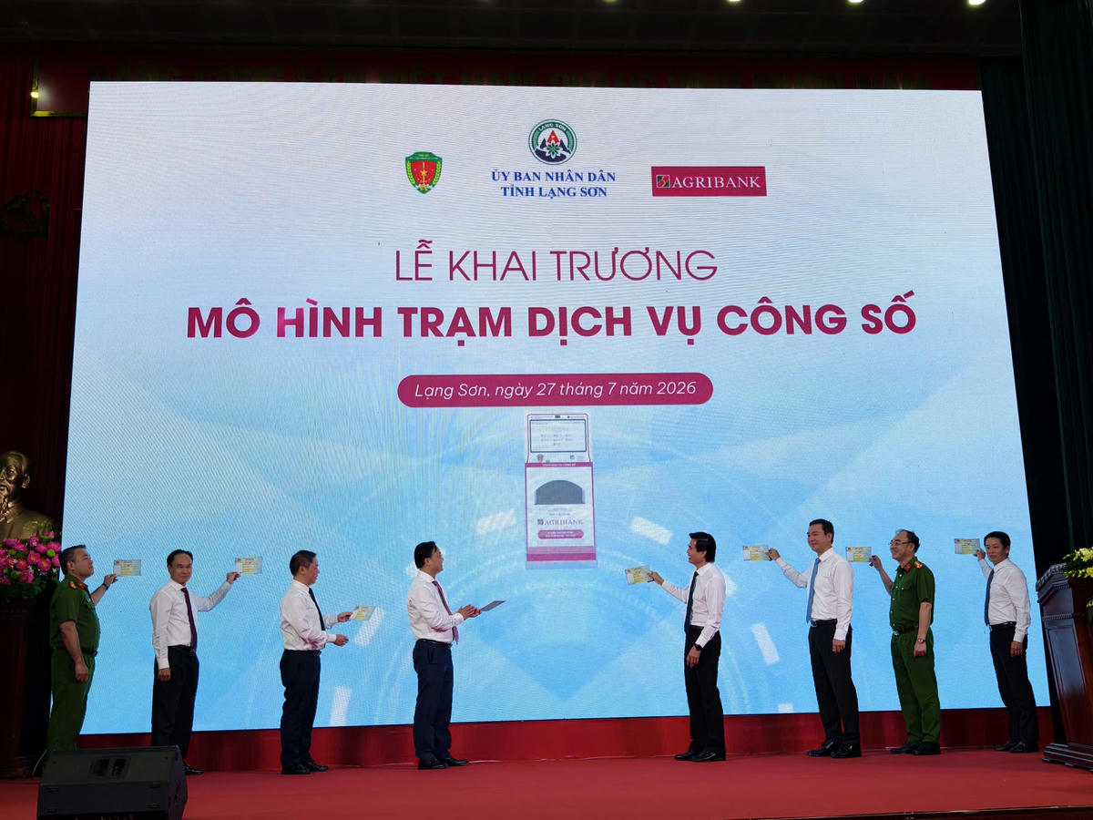 Các đại biểu thực hiện nghi thức khai trương mô hình thí điểm Trạm dịch vụ công số.