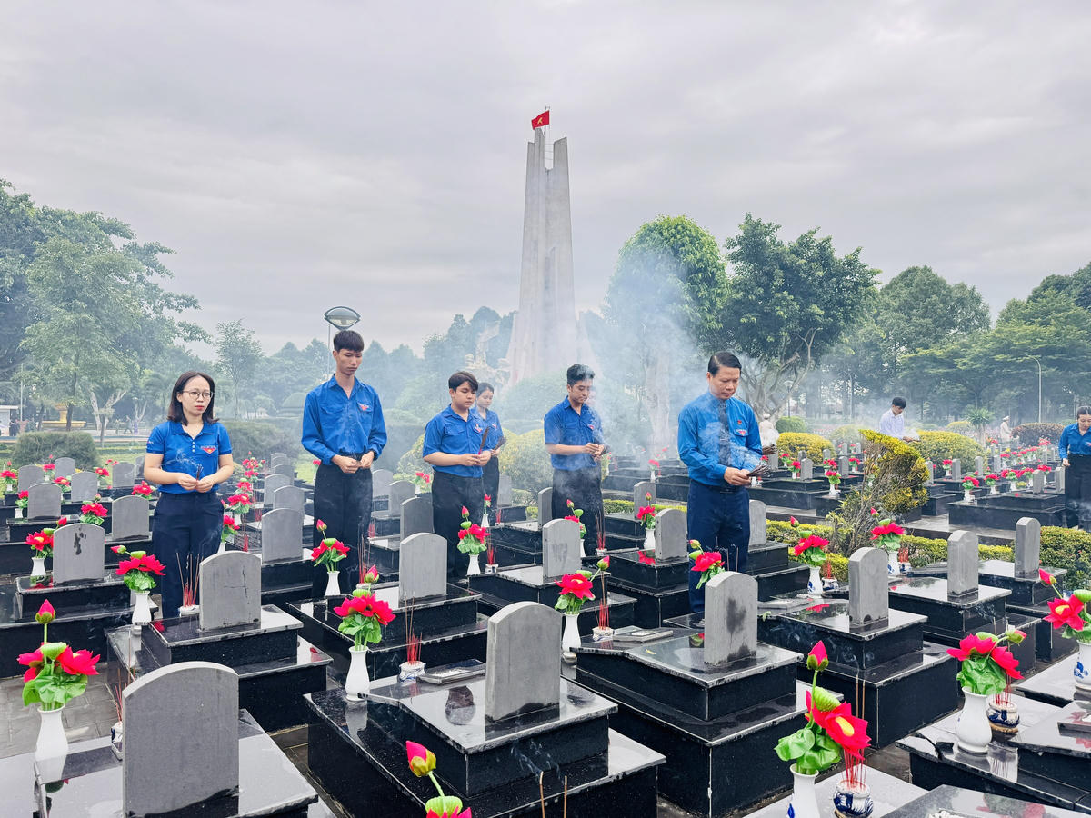 Lực lượng đoàn thanh niên dâng hương tưởng nhớ các Anh hùng liệt sĩ. Ảnh: Thanh Nga.