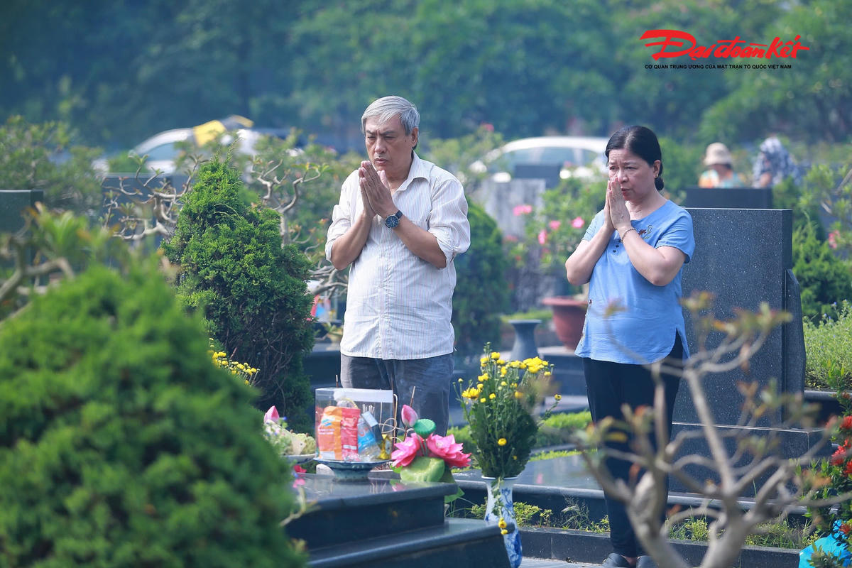 Hà Nội: Người dân, đồng đội cũ xúc động dâng hương, tưởng nhớ các Anh hùng liệt sĩ nhân ngày 27/7