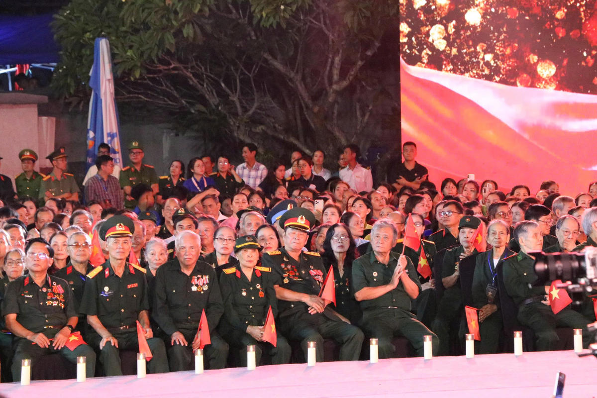 Thắp sáng ký ức tri ân tại điểm cầu “Sao sáng dẫn đường” Quảng Trị