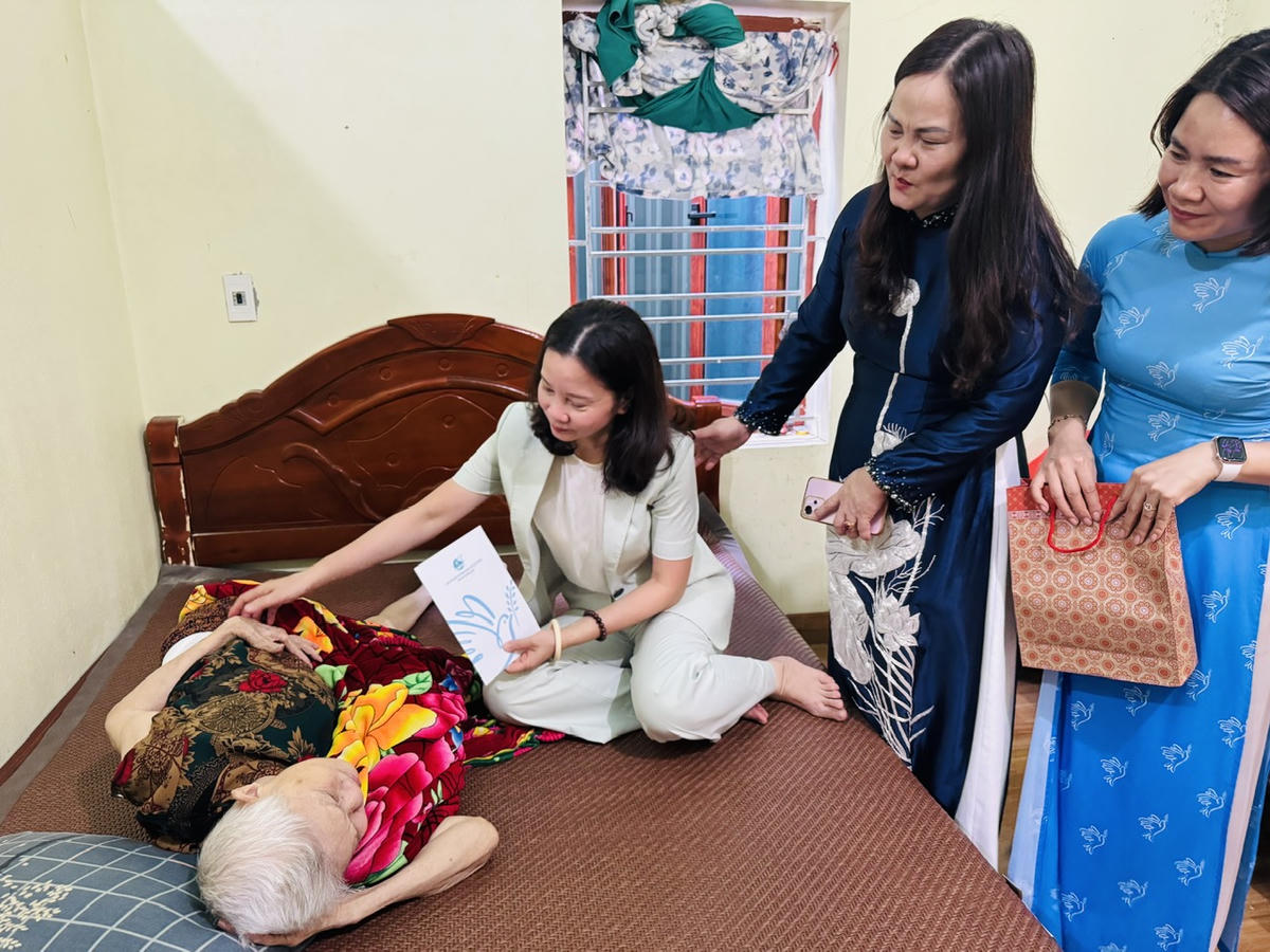 Bà Trần Thu Hương, Ủy viên Thành ủy, Chủ tịch Hội Liên hiệp Phụ nữ TP Hải Phòng tặng quà gia đình chính sách, có công với cách mạng. Ảnh: HP.