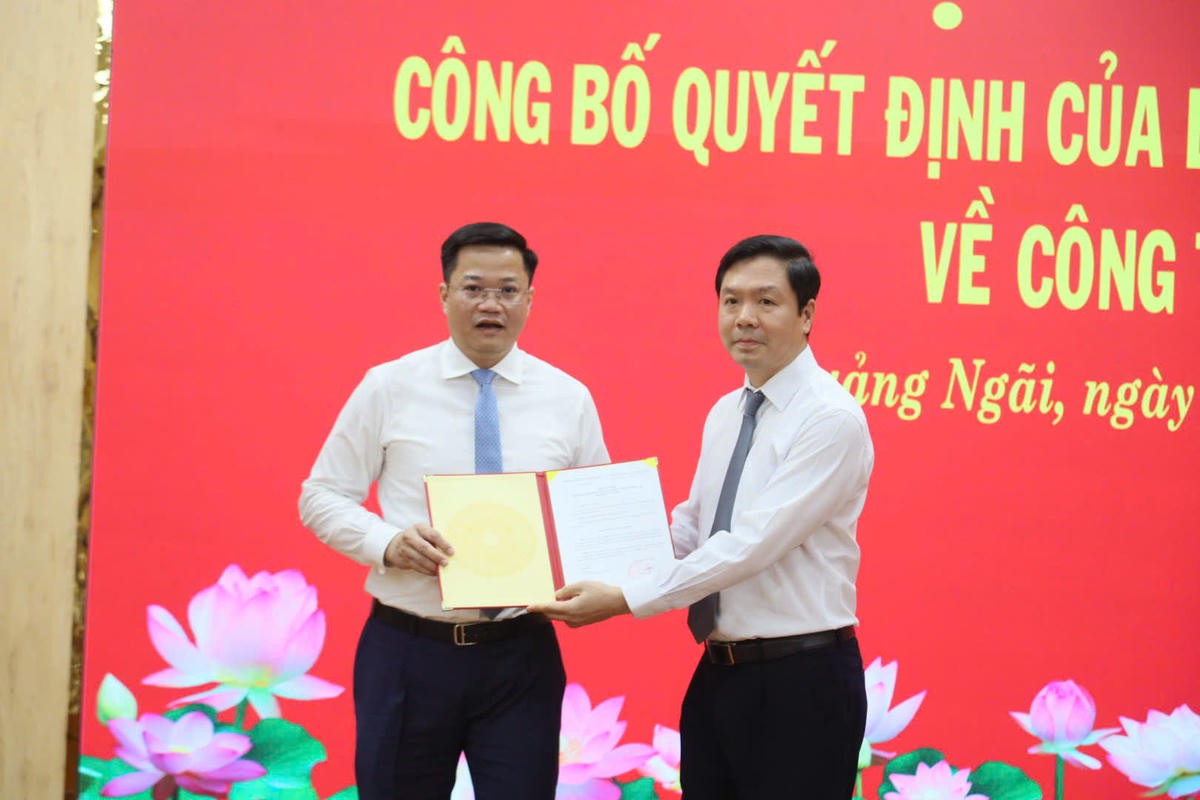 Ông Nguyễn Đức Tâm (trái) nhận quyết định giữ chức Phó Bí thư Tỉnh ủy Quảng Ngãi  Ảnh: Tấn Thành.