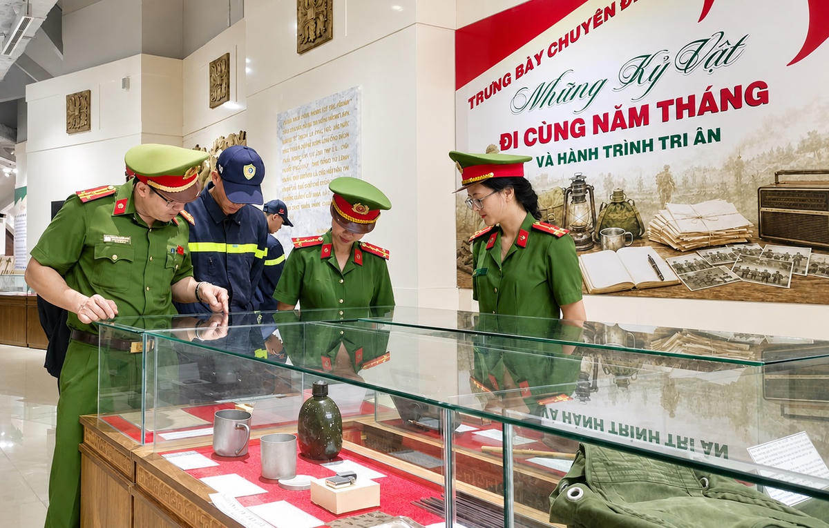 Lực lượng Công an TP Đà Nẵng tham quan khu trưng bày hiện vật của các Mẹ Việt Nam anh hùng. Ảnh: Chí Đại.