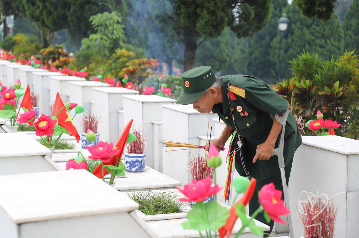 Cựu chiến binh Nguyễn Văn Sơ lặng lẽ thắp hương tại phần mộ các liệt sĩ, gửi gắm nỗi nhớ và lời hẹn với những người đồng đội năm xưa.