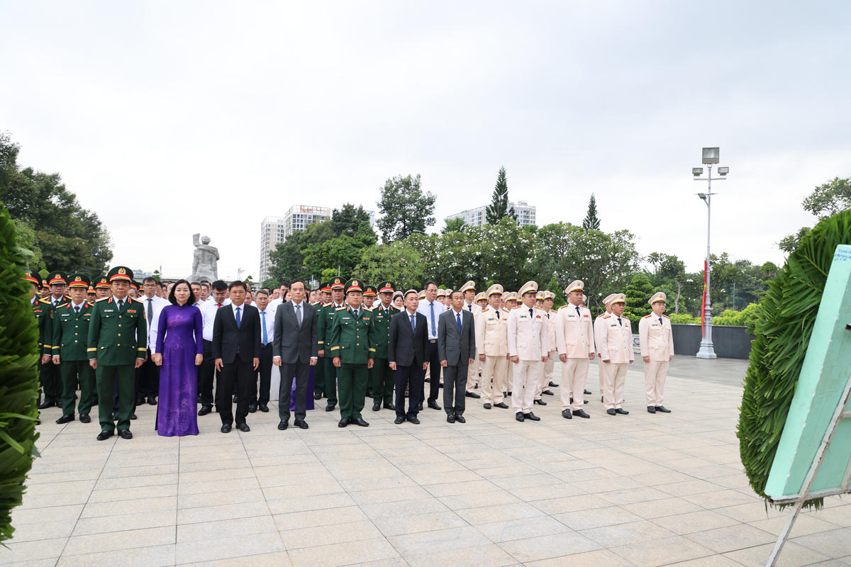 TP Hồ Chí Minh: Dâng hoa, dâng hương tưởng niệm các anh hùng liệt sĩ