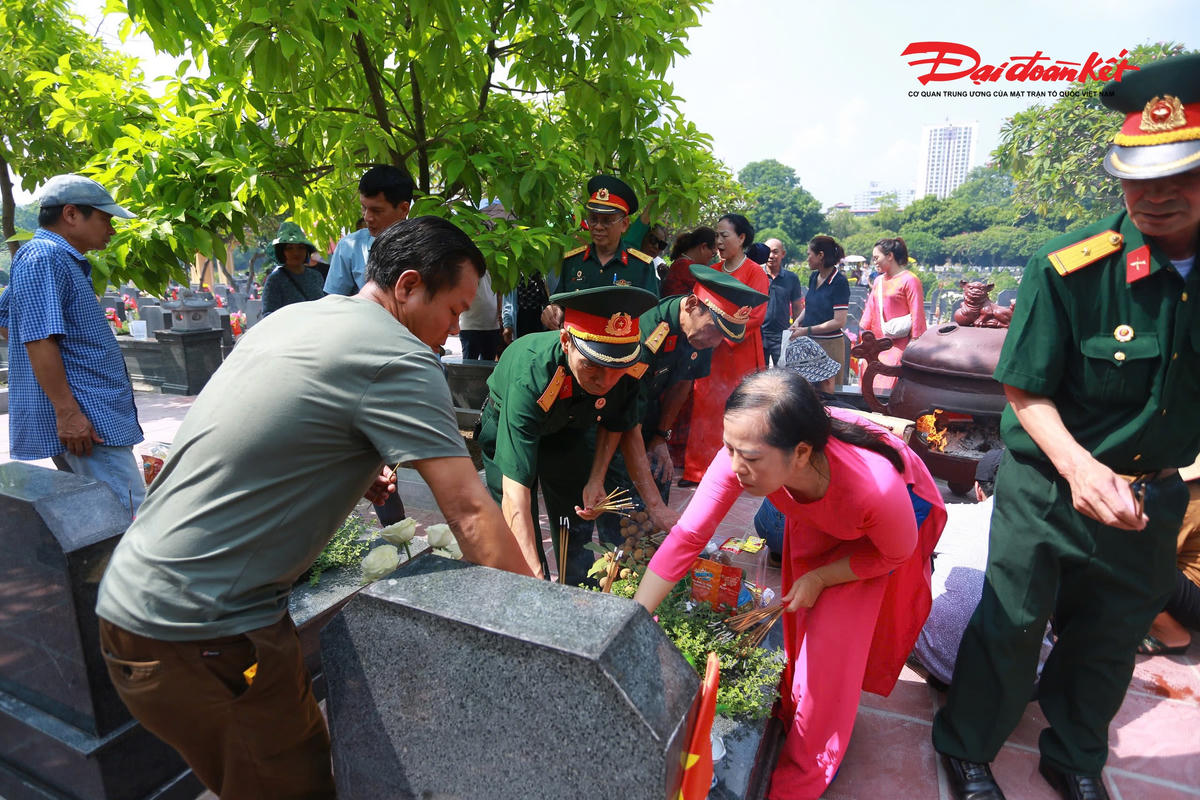 Xúc động chia sẻ, ông Vinh cho biết, Ngày Thương binh - Liệt sĩ có ý nghĩa đặc biệt đối với mỗi người dân Việt Nam. Đây là dịp để thành kính tưởng nhớ và bày tỏ lòng biết ơn sâu sắc tới những người đã hy sinh vì độc lập, tự do của dân tộc.