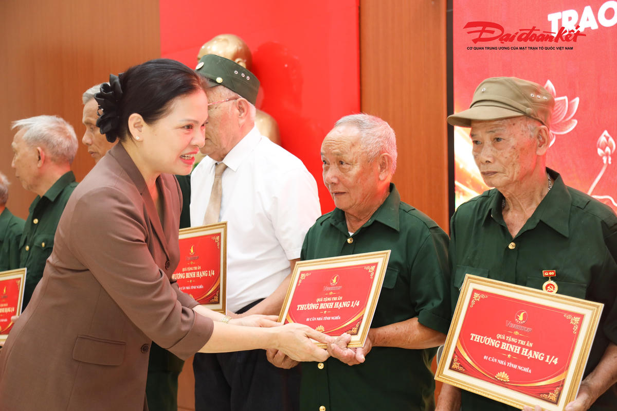 Bà Hà Thị Nga - Ủy viên Trung ương Đảng, Phó Chủ tịch - Tổng Thư ký Ủy ban Trung ương MTTQ Việt Nam trao nhà tình nghĩa do Vingroup tài trợ đến các thương binh nặng hạng 1/4 tại các xã thuộc huyện Nam Đàn cũ. Ảnh: Điền Bắc