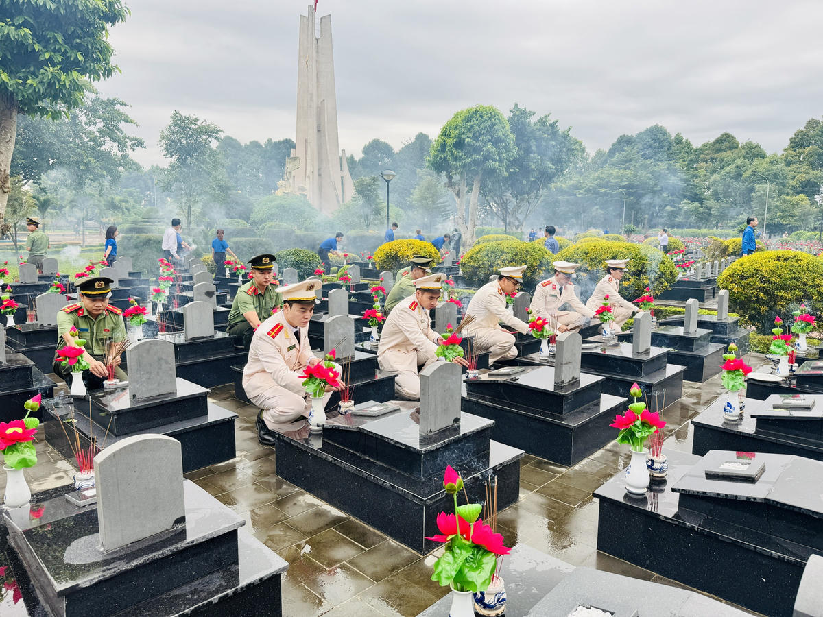Lực lượng Công an tỉnh dâng hương tưởng nhớ các Anh hùng liệt sĩ. Ảnh: Thanh Nga.