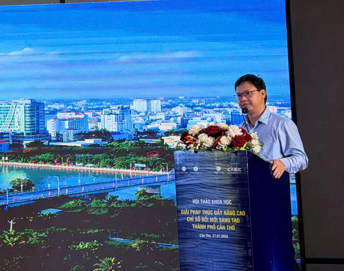 PGS.TS Vũ Văn Tích - Phó Giám đốc Học viện Chiến lược Khoa học và Công nghệ - Bộ Khoa học và Công nghệ chia sẻ giải pháp tại hội thảo. Ảnh: Hồng Thắm.