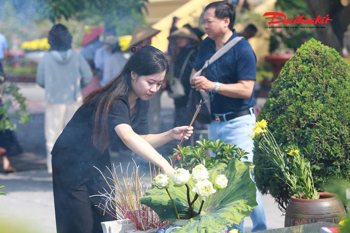 Hà Nội: Người dân, đồng đội cũ xúc động dâng hương, tưởng nhớ các Anh hùng liệt sĩ nhân ngày 27/7
