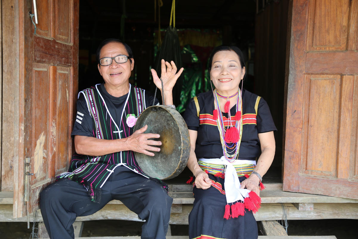 Cả đời giữ lửa văn hóa Ca Dong