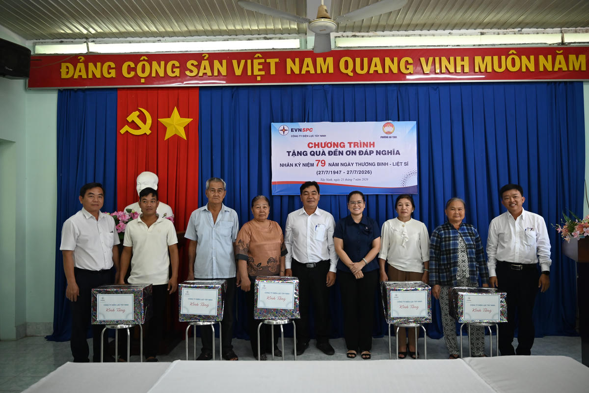 Công ty Điện lực Tây Ninh tặng quà cho các gia đình chính sách kỷ niệm 79 năm Ngày Thương binh - Liệt sĩ.