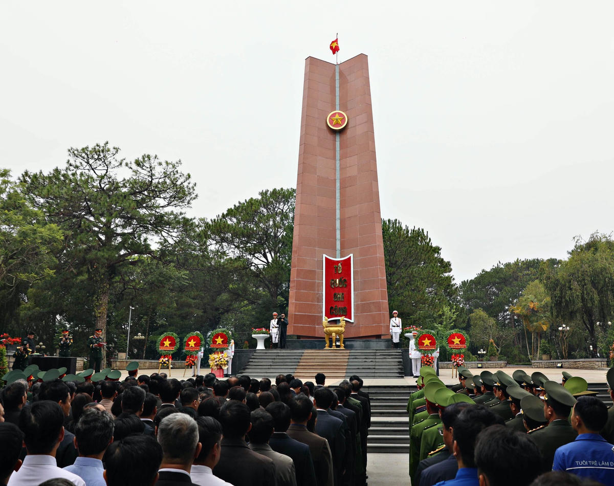 Lễ dâng hoa, dâng hương tưởng niệm các Anh hùng liệt sĩ tại Nghĩa trang Liệt sĩ Đà Lạt.