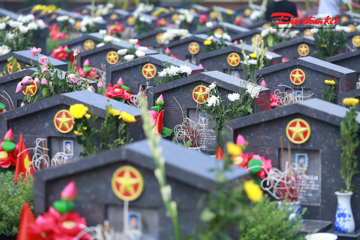 Hà Nội: Người dân, đồng đội cũ xúc động dâng hương, tưởng nhớ các Anh hùng liệt sĩ nhân ngày 27/7