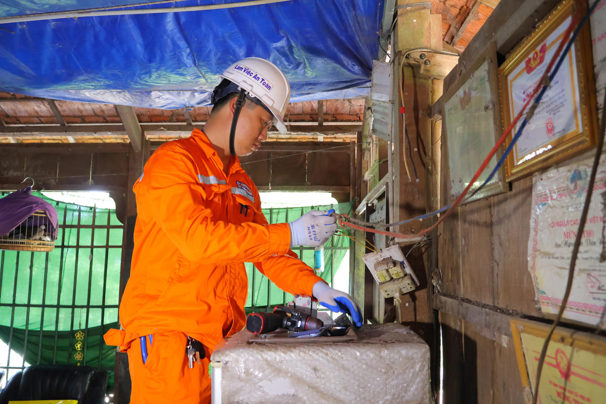 Tuổi trẻ Công ty Điện lực Đồng Tháp kiểm tra, sửa chữa miễn phí hệ thống điện cho các gia đình chính sách.