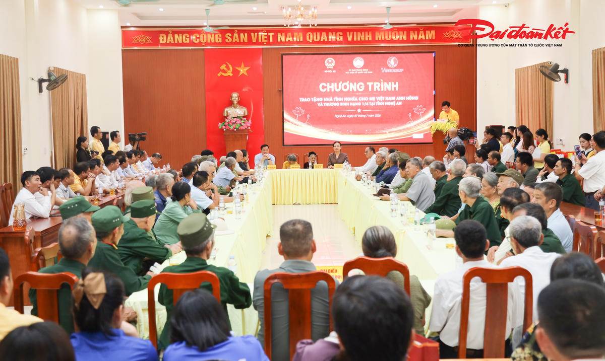 Chiều 27/7, tại xã Vạn An (Nghệ An), Ủy ban Trung ương MTTQ Việt Nam phối hợp với Bộ Nội vụ và Tập đoàn Vingroup tổ chức chương trình trao tặng nhà ở cho các Mẹ Việt Nam Anh hùng và thương binh nặng nhân kỷ niệm 79 năm Ngày Thương binh - Liệt sĩ (27/7/1947 - 27/7/2026). Ảnh: Điền Bắc