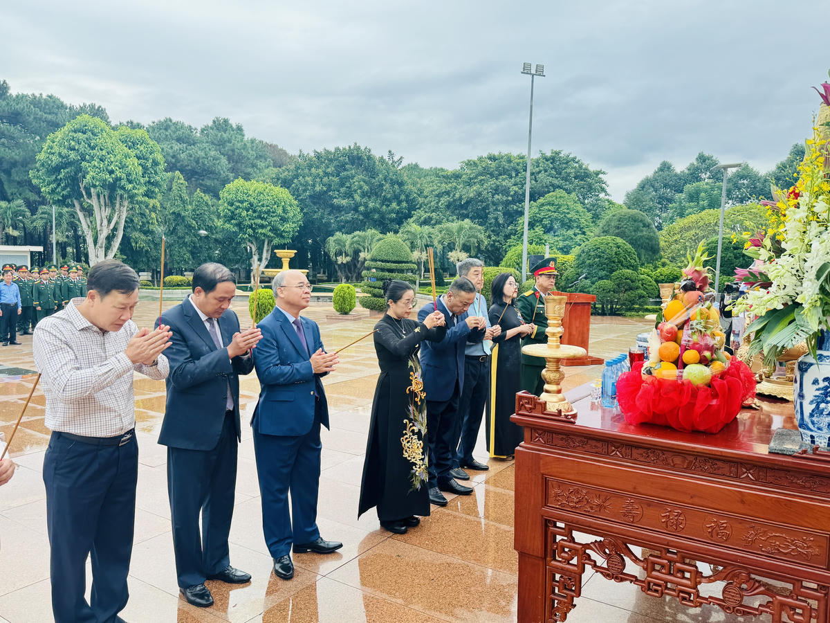 Các đại biểu kính cẩn dâng hoa, dâng hương, dành phút mặc niệm tưởng nhớ Chủ tịch Hồ Chí Minh vĩ đại cùng các Anh hùng liệt sĩ. Ảnh: Thanh Nga.