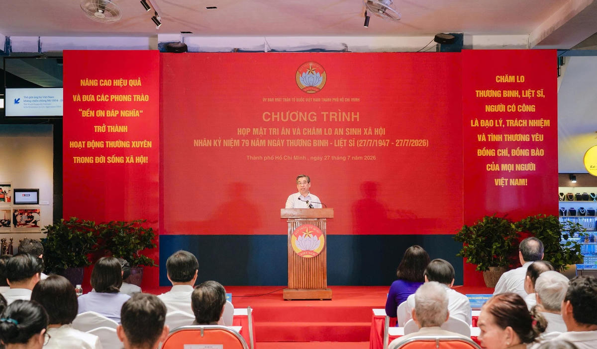 Ông Nguyễn Phước Lộc – Uỷ viên Trung ương Đảng, Phó Bí thư Thành uỷ, Chủ tịch Ủy ban MTTQ Việt Nam TP Hồ Chí Minh phát biểu tại Chương trình họp mặt. Ảnh: Q.Đ.