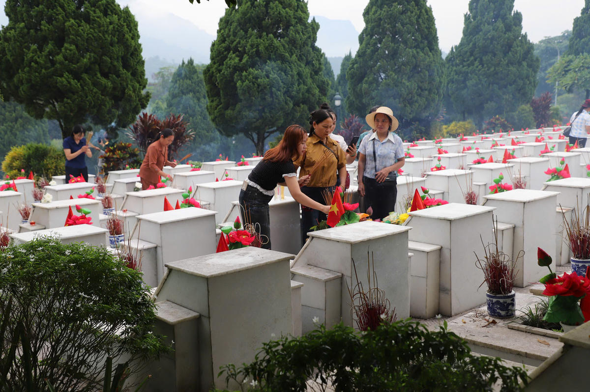 Thân nhân liệt sĩ và Nhân dân từ nhiều địa phương đến dâng hương, tưởng niệm các Anh hùng liệt sĩ tại Nghĩa trang Liệt sĩ quốc gia Vị Xuyên trong Ngày Thương binh - Liệt sĩ 27/7.