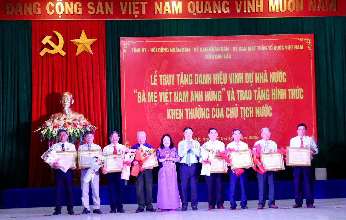Đồng chí Cao Thị Hòa An, Phó Bí thư Thường trực Tỉnh ủy, Chủ tịch HĐND tỉnh và đồng chí Đỗ Hữu Huy, Chủ tịch UBND tỉnh Đắk Lắk trao Huân chương Lao động cho các cá nhân. Ảnh: TQ.