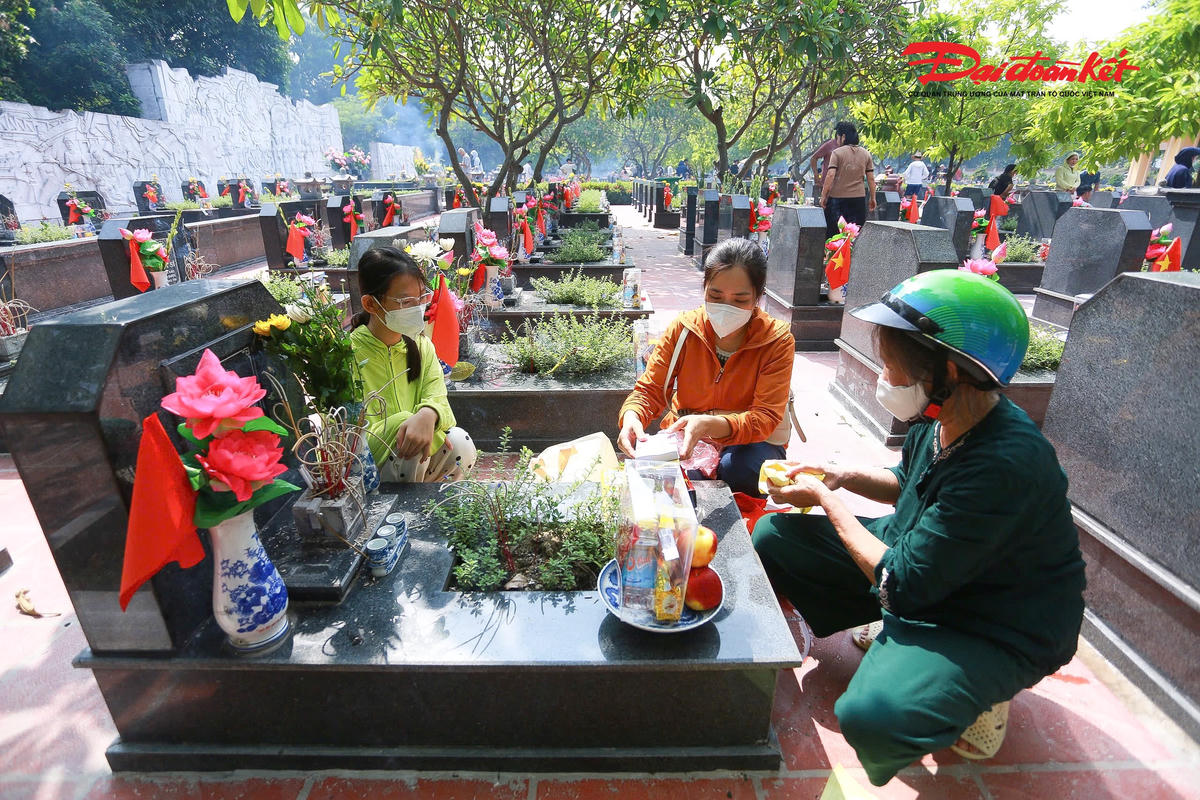 Hà Nội: Người dân, đồng đội cũ xúc động dâng hương, tưởng nhớ các Anh hùng liệt sĩ nhân ngày 27/7