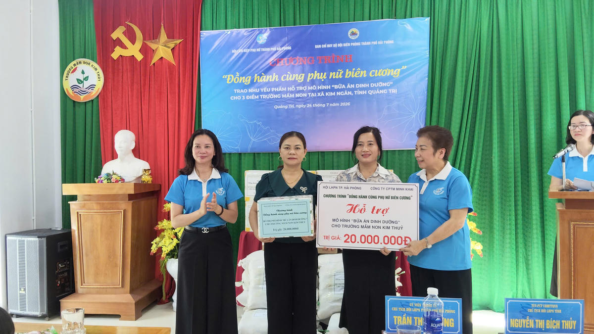 Bà Trần Thu Hương, Chủ tịch Hội LHPN thành phố, bà Nguyễn Bích Hòa, Chủ tịch HĐQT Công ty CPTM Minh Khai trao hỗ trợ mô hình "Bữa ăn dinh dưỡng" cho điểm trường mầm non Kim Thủy.