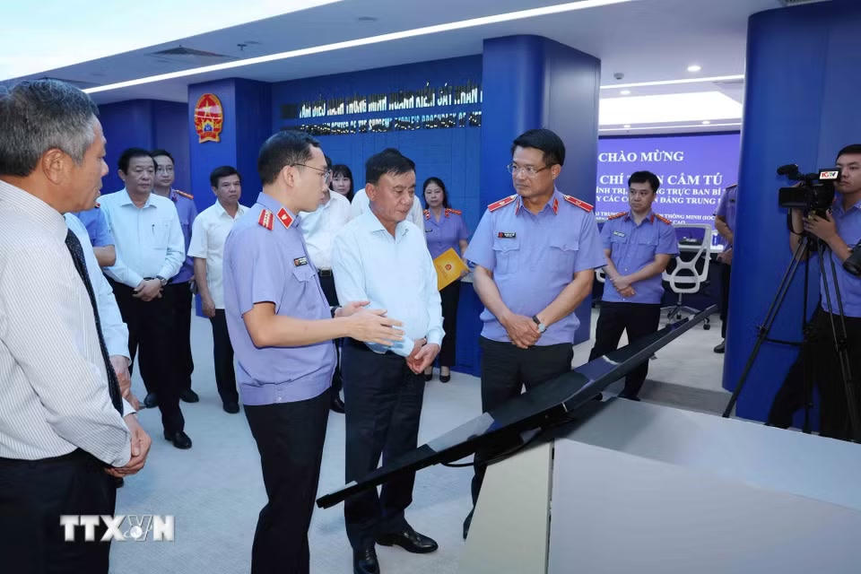 Thường trực Ban Bí thư Trần Cẩm Tú thăm Trung tâm điều hành thông minh và nền tảng quản lý án hình sự của ngành Kiểm sát Nhân dân. (Ảnh: Phương Hoa/TTXVN)