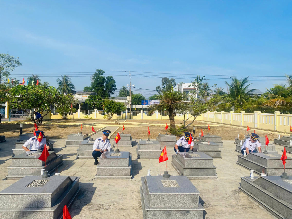 Cán bộ, chiến sĩ Hải đoàn 21 dọn dẹp, chỉnh trang phần mộ các anh hùng liệt sĩ tại Nghĩa trang liệt sĩ xã Tam Hải, TP Đà Nẵng. Ảnh: CS.