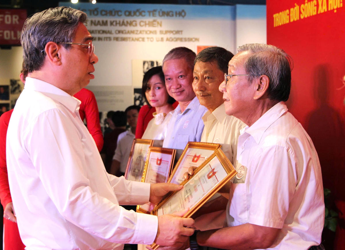 Ông Nguyễn Phước Lộc trao khen thưởng cho các tập thể, cá nhân có nhiều đóng góp trong chiến dịch 500 ngày đêm tìm kiếm, quy tập, xác định danh tính của liệt sĩ tại Công viên Lê Thị Riêng. Ảnh: Q.Đ.