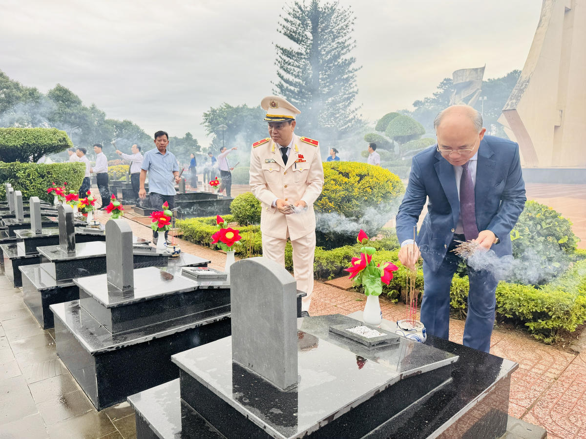 Lãnh đạo tỉnh Đắk Lắk dâng hương tưởng nhớ các Anh hùng liệt sĩ. Ảnh: Thanh Nga.