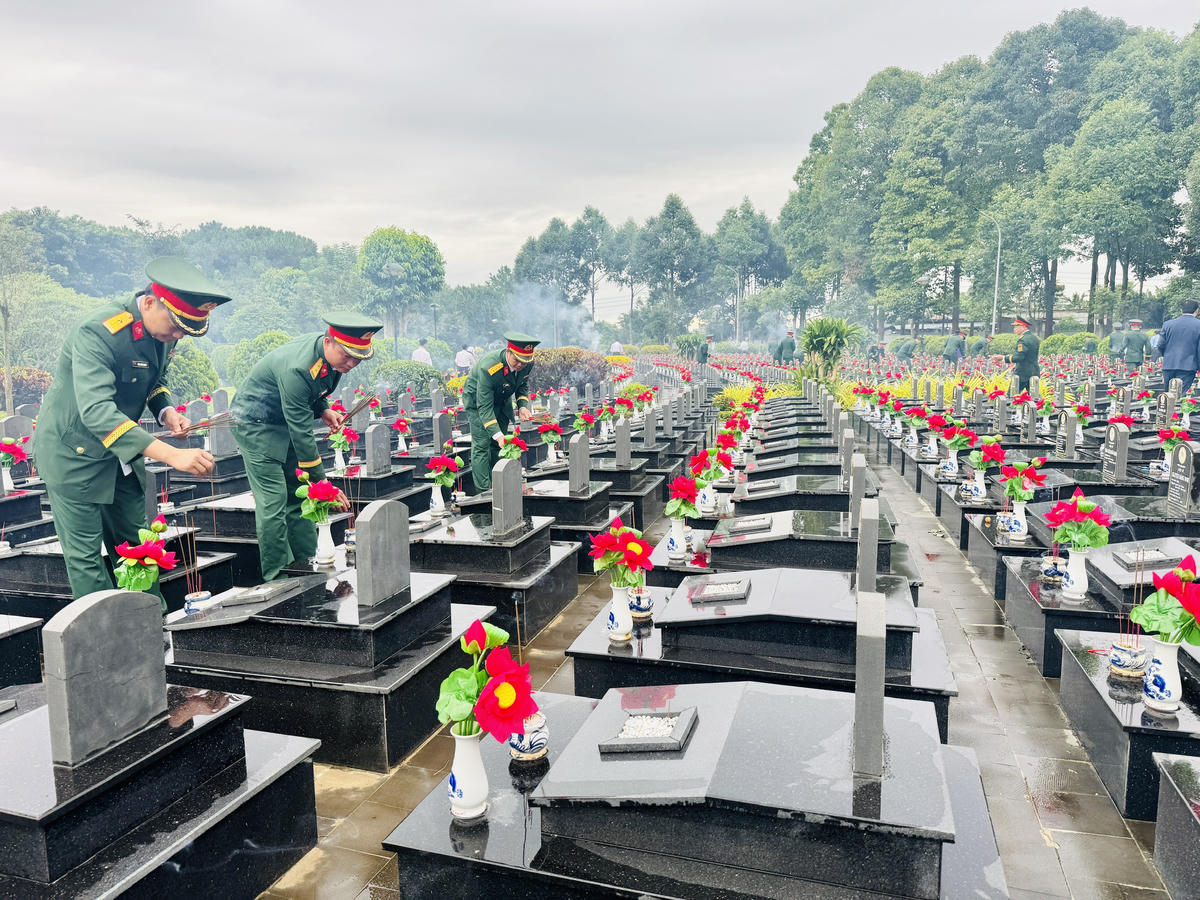 Lực lượng quân sự tỉnh dâng hương tưởng nhớ các Anh hùng liệt sĩ. Ảnh: Thanh Nga.