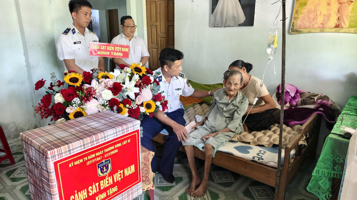 Thượng tá Trần Quốc Dinh, Phó Chính ủy Hải đoàn 21 đến thăm, trao quà của Cảnh sát biển Việt Nam và Hải đoàn 21 tặng Mẹ Việt Nam anh hùng Nguyễn Thị Thu, xã Tam Xuân, TP Đà Nẵng có chồng và hai con trai là Liệt sĩ. Ảnh: CS.