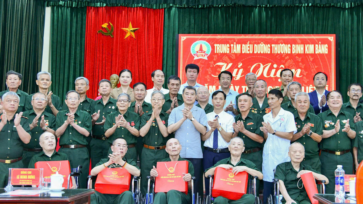 Đại diện Agribank, đồng chí Tô Huy Vũ - Bí thư Đảng uỷ, Chủ tịch HĐTV (hàng trên cùng, ngoài cùng bên phải) tham gia Đoàn công tác của Thủ tướng Lê Minh Hưng đến thăm và tặng quà thương, bệnh binh tại Ninh Bình