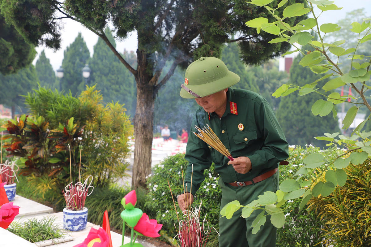 Cựu chiến binh thành kính dâng hương tại Nghĩa trang Liệt sĩ Quốc gia Vị Xuyên, nơi yên nghỉ của hơn 1.800 Anh hùng liệt sĩ.