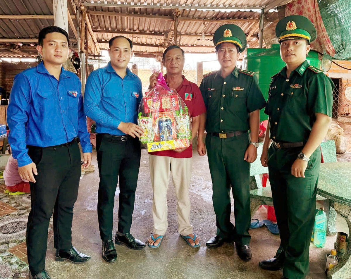 Đồn Biên phòng Hòa Thắng tặng quà gia đình chính sách trên địa bàn nhân ngày Thương binh - Liệt sĩ 27/7.