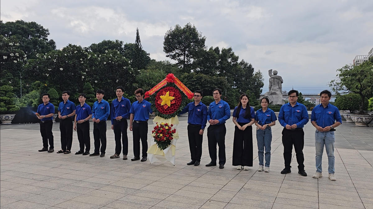 Đoàn Thanh niên EVNSPC dâng hương tưởng niệm tại Nghĩa trang Liệt sỹ TPHCM.
