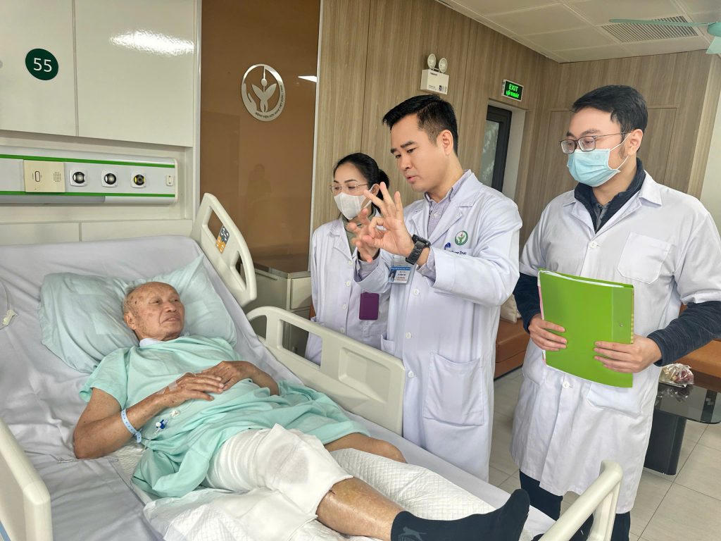 Nối mạch cứu đầu gối bị tổn thương hơn nửa thế kỷ cho cụ ông thương binh 85 tuổi