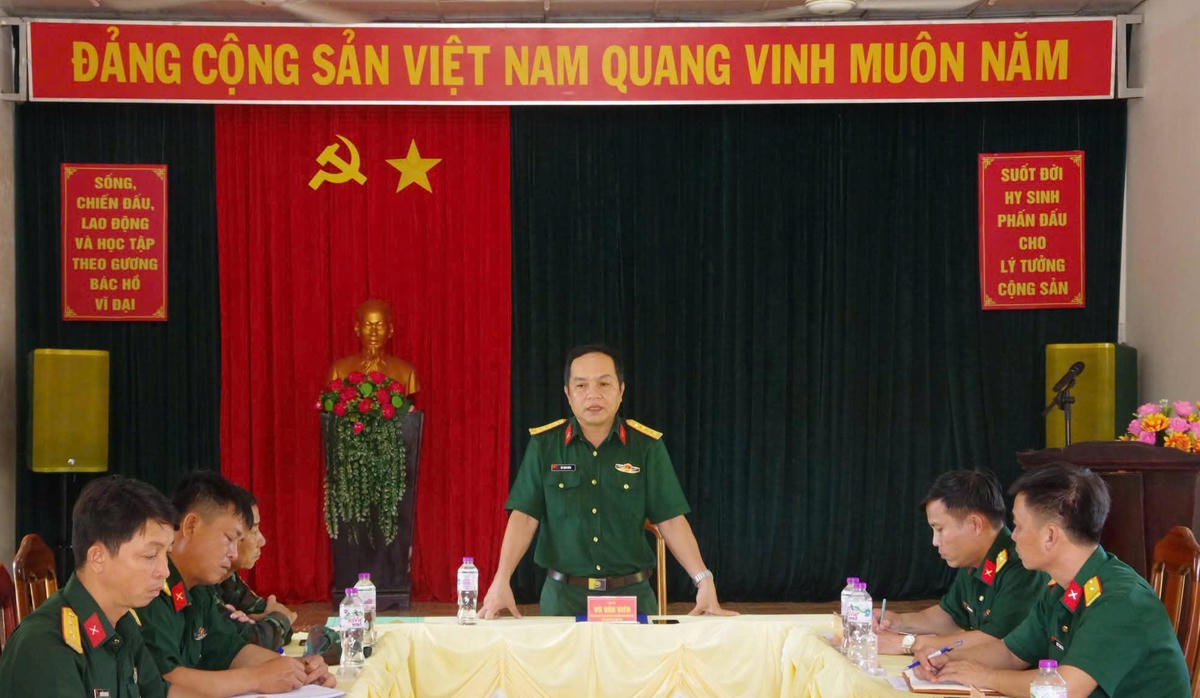 Đại tá Võ Văn Viên, Phó Chính ủy Bộ Chỉ huy Quân sự tỉnh Khánh Hòa, phát biểu chỉ đạo tại buổi làm việc.