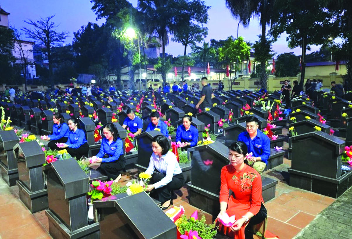 Thế hệ trẻ tri ân các anh hùng liệt sĩ.