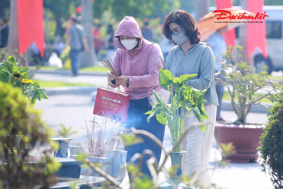 Hà Nội: Người dân, đồng đội cũ xúc động dâng hương, tưởng nhớ các Anh hùng liệt sĩ nhân ngày 27/7