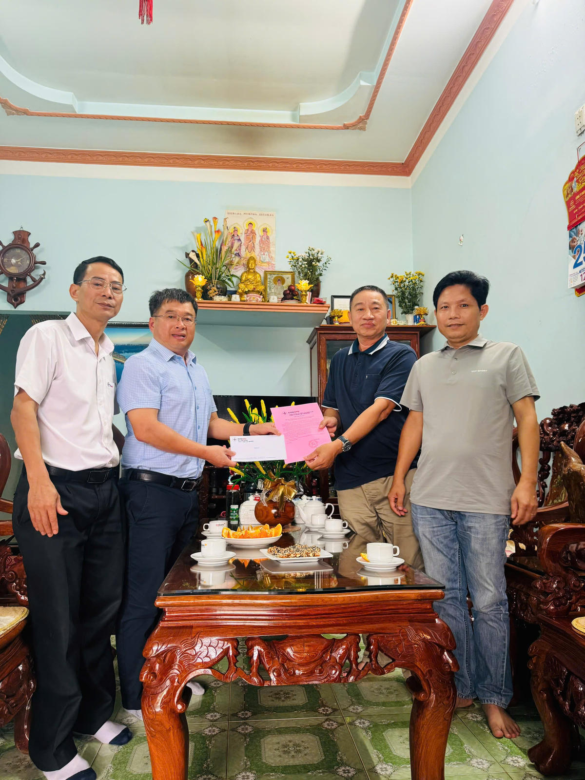 Công ty Điện lực Lâm Đồng thăm, tặng quà các gia đình chính sách.