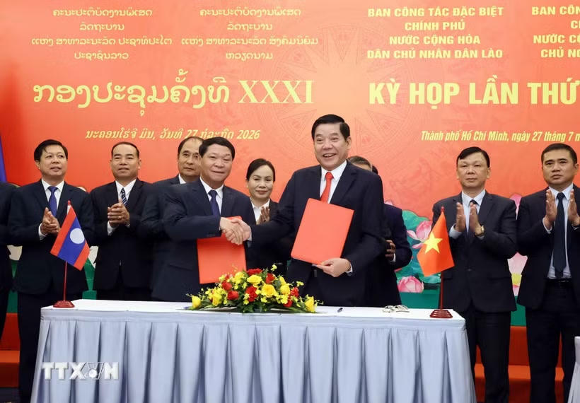 Thượng tướng Nguyễn Văn Gấu (phải), Thứ trưởng Bộ Quốc phòng, Trưởng ban Ban Công tác đặc biệt Chính phủ Việt Nam và Thượng tướng Vongsone Inpanphim (trái), Bí thư Trung ương Đảng, Thứ trưởng Bộ Quốc phòng, Chủ nhiệm Tổng cục Chính trị Quân đội Nhân dân Lào, Trưởng ban Ban Công tác đặc biệt Chính phủ Lào ký Biên bản Kỳ họp. (Ảnh: Xuân Khu/TTXVN).