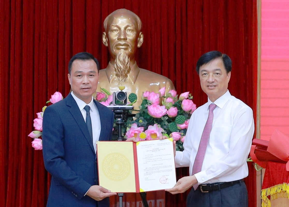 Trưởng Ban Tổ chức Trung ương Nguyễn Duy Ngọc trao Quyết định của Ban Bí thư chuẩn y giữ chức Phó Bí thư Tỉnh ủy Thanh Hóa cho ông Tô Anh Dũng.
