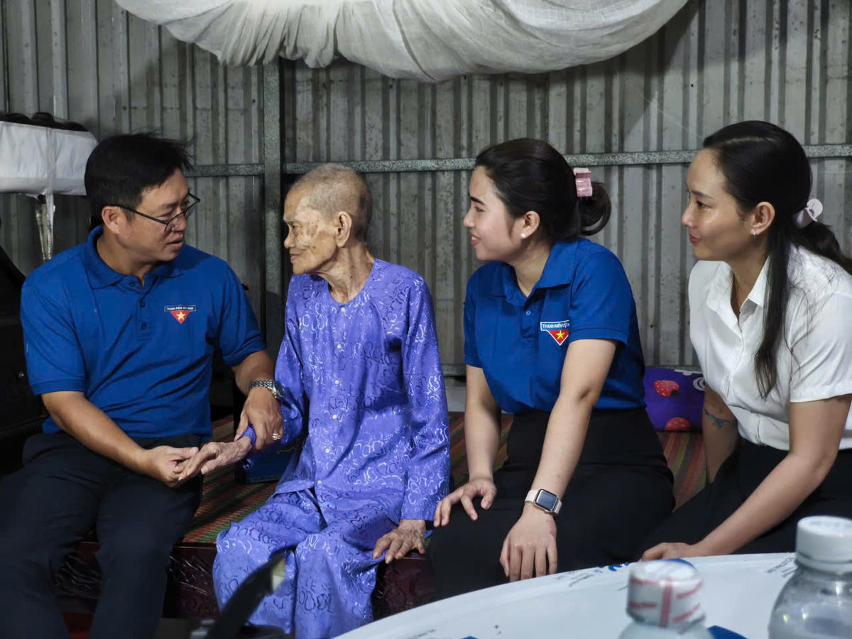 Đoàn Thanh niên Công ty Điện lực Cà Mau thăm Mẹ Việt Nam Anh hùng Nguyễn Kim Mai.