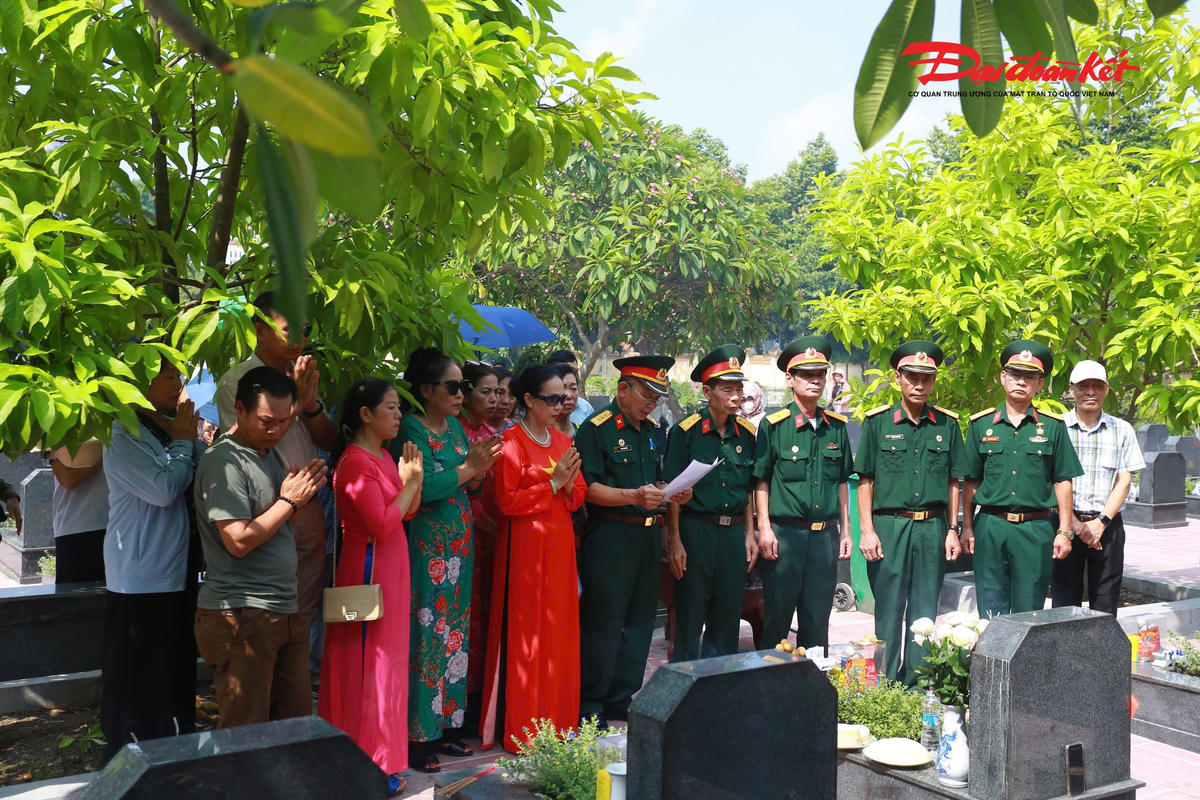 Có mặt từ sáng sớm tại Nghĩa trang Mai Dịch, ông Hoàng Xuân Vinh (phường Từ Liêm, Hà Nội) cùng gia đình dọn dẹp và dâng hương phần mộ người bác ruột đã hy sinh trong kháng chiến bảo vệ Tổ quốc.