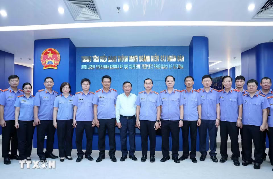 Thường trực Ban Bí thư Trần Cẩm Tú thăm Trung tâm điều hành thông minh và nền tảng quản lý án hình sự của ngành Kiểm sát Nhân dân. (Ảnh: Phương Hoa/TTXVN)