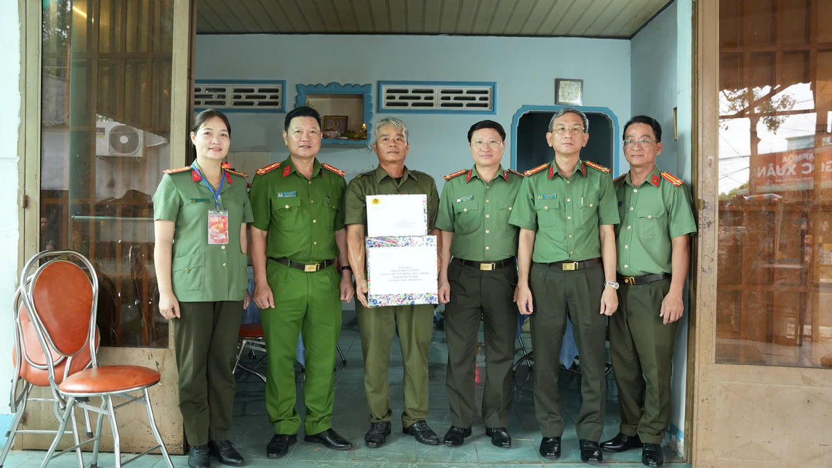 TP Hồ Chí Minh: Tri ân liệt sĩ, thăm hỏi lực lượng tham gia bảo vệ an ninh, trật tự ở cơ sở