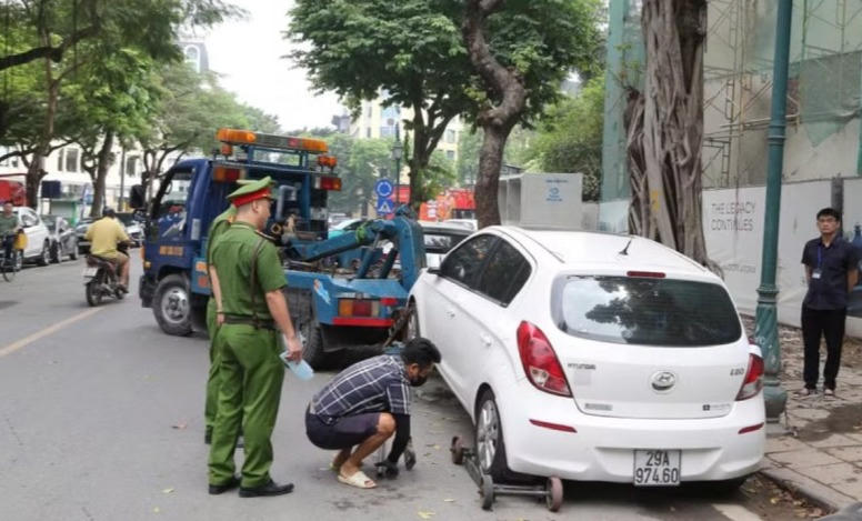 Lực lượng công an xử lý vi phạm trật tự đô thị trên tuyến phố Hà Nội.