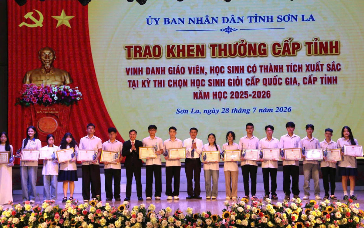 Nhiều cá nhân, tập thể, giáo viên, học sinh nhận trao khen thưởng và vinh danh với những thành tích xuất sắc. Ảnh: H.H